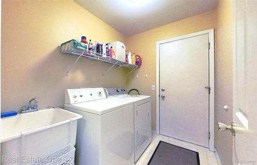 691 Chestnut Dr, Wixom, MI, 48393-4304 | Card Image