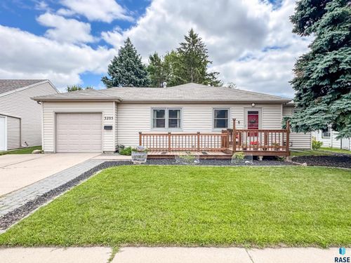 3205 E 18th St Street, Sioux Falls, SD, 57103 | Card Image