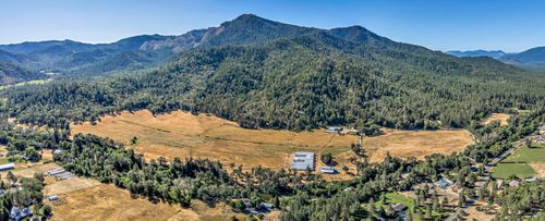 9820 E Evans Creek Rd, Rogue River, OR, 97537-9736 | Card Image