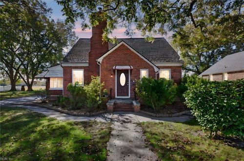 237 Cary St, Smithfield, VA, 23430-1103 | Card Image