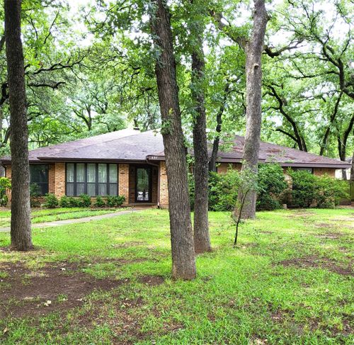 697 Highland Crest Dr, Hurst, TX, 76054-2105 | Card Image