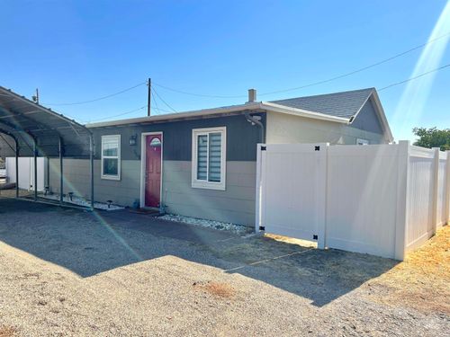 898 Se 3rd St, Ontario, OR, 97914-3747 | Card Image