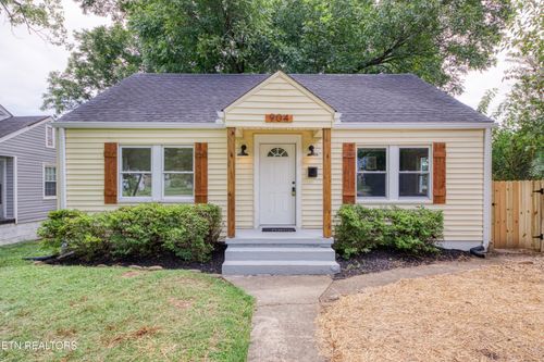 904 Banks Ave, Knoxville, TN, 37917-4332 | Card Image