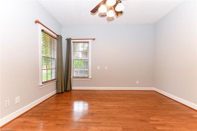 Split bedroom plan with 3 main floor bedrooms | Image 24