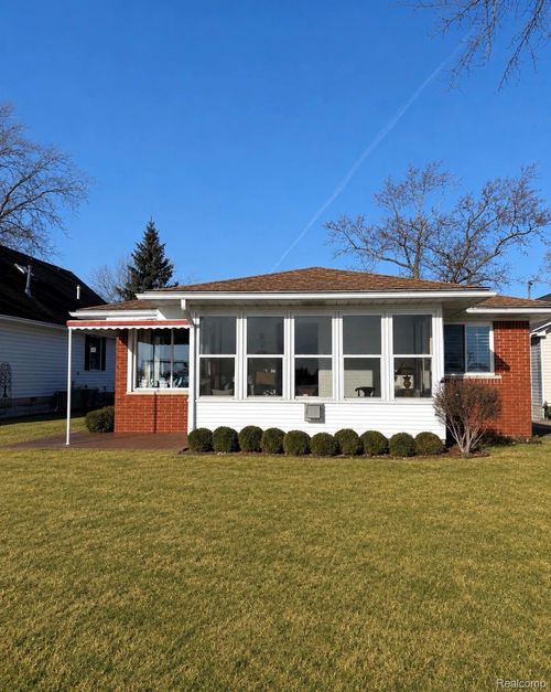 5435 Pointe Dr, East China, MI, 48054-4162 | Card Image