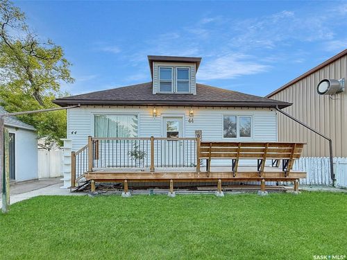 44 5th Ave Ne, Swift Current, SK, S9H2K7 | Card Image
