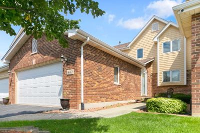 8662 Ballycastle Lane, Townhouse with 2 bedrooms, 2 bathrooms and 2 parking in Tinley Park IL | Image 1