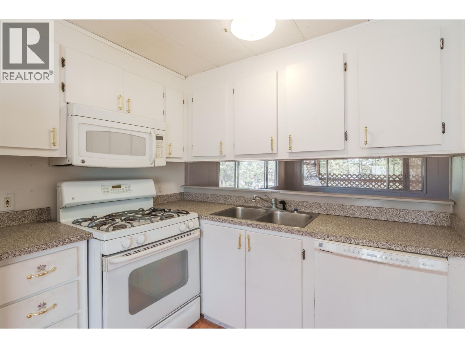 Residential in 103 Mile House 4