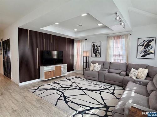 84 Center Ave, Little Falls, NJ, 07424-2260 | Card Image