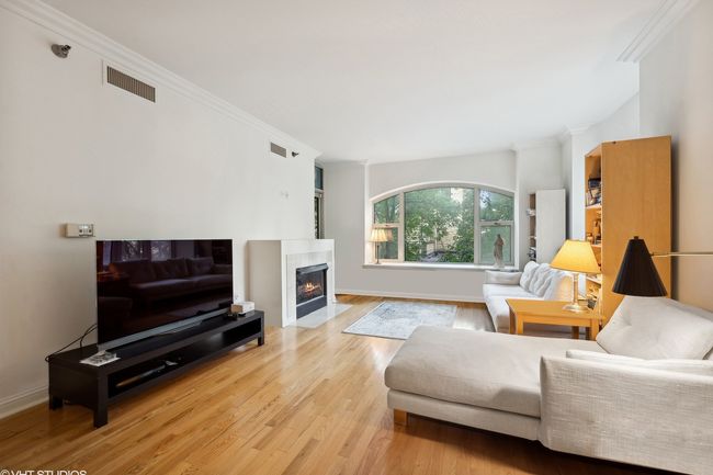 APT-303 - 25 E Superior St, Condo with 2 bedrooms, 2 bathrooms and 1 parking in CHICAGO IL | Image 5