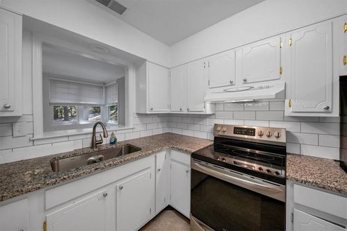 4 Vista Sq Nw, Atlanta, GA, 30327-1045 | Card Image