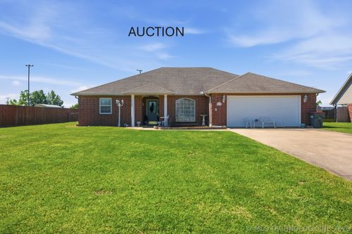 802 E 10th St, Grove, OK, 74344-2961 | Card Image