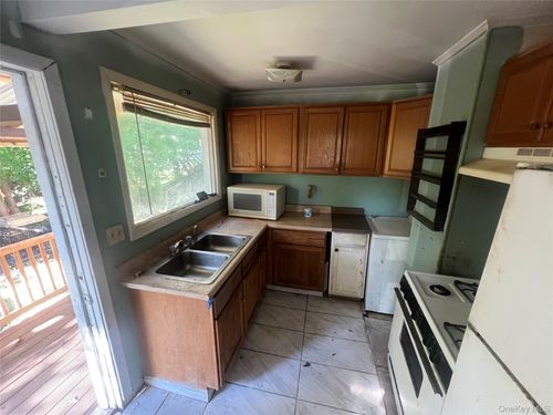 18 Hillside Pl, Highland, NY, 12528-1406 | Card Image
