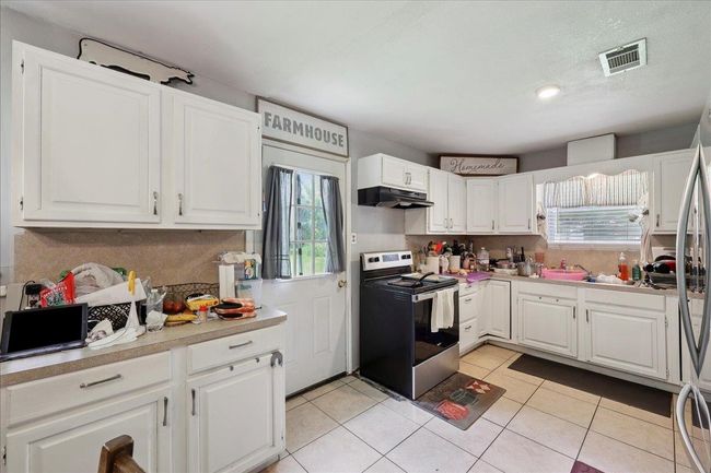 731 Meneley Rd, House other with 4 bedrooms, 2 bathrooms and null parking in Winnie TX | Image 9