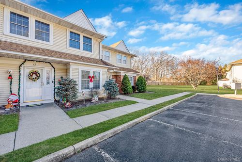 11 Gazebo Ln, Holtsville, NY, 11742-1636 | Card Image