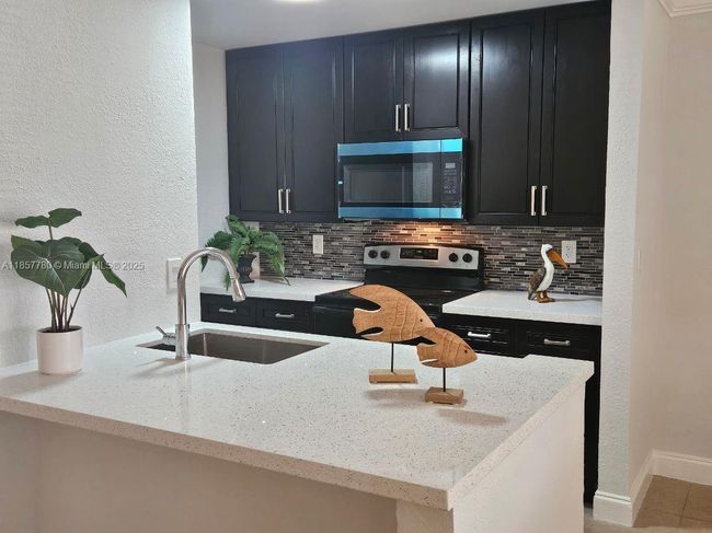 605 - 605 Meadows Cir, Condo with 2 bedrooms, 2 bathrooms and null parking in Boynton Beach FL | Image 4