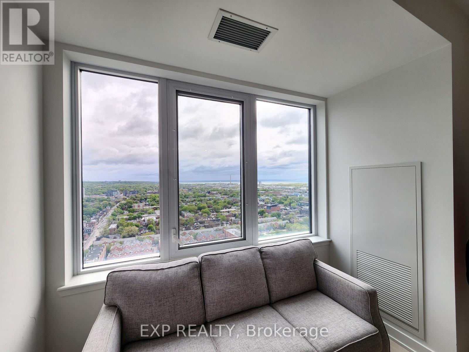 Residential in Toronto (Regent Park) 4