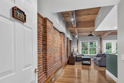 305-7 Chester Rd, Derry, NH, 03038-1678 | Card Image