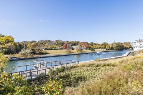 3 Old Boathouse Ln S, Hampton Bays, NY, 11946-1686 | Card Image