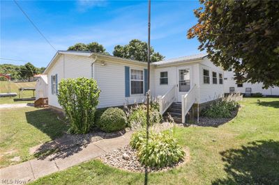 View of front of house with a front lawn | Image 1