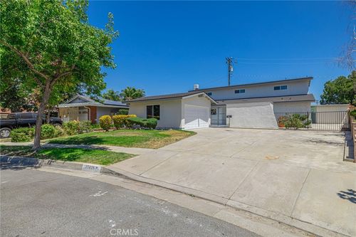 27204 Lakehurst Ave, Canyon Country, CA, 91351-1051 | Card Image