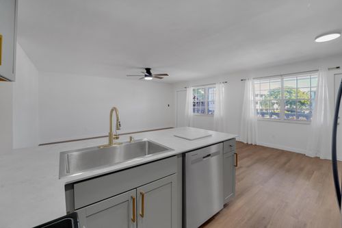 b207-5203 Ne 24th Ter, Fort Lauderdale, FL, 33308-3949 | Card Image