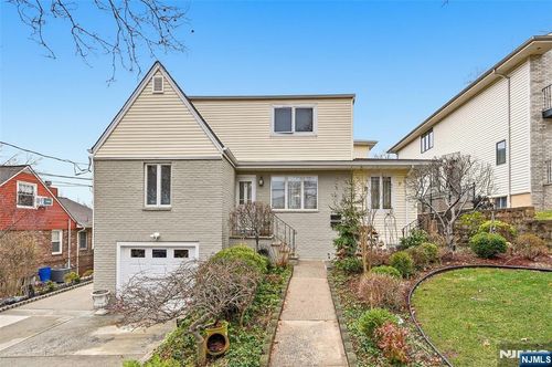 800 Delalla Ter, Ridgefield, NJ, 07657-2507 | Card Image