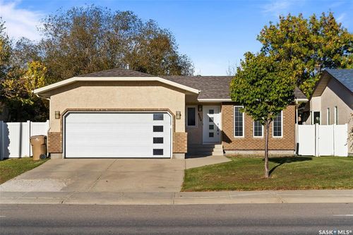 2206 Assiniboine Ave E, Regina, SK, S4V2E8 | Card Image