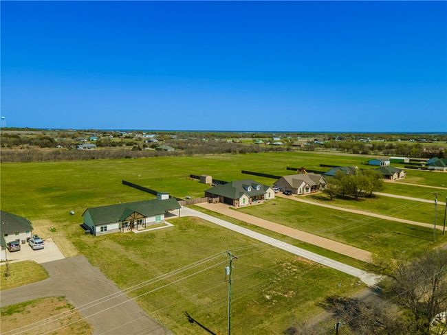 1973 Jackson Ln, House other with 3 bedrooms, 2 bathrooms and 2 parking in China Spring TX | Image 4