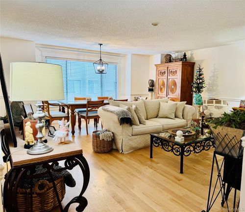 1 Kings Ct, Nanuet, NY, 10954-3829 | Card Image