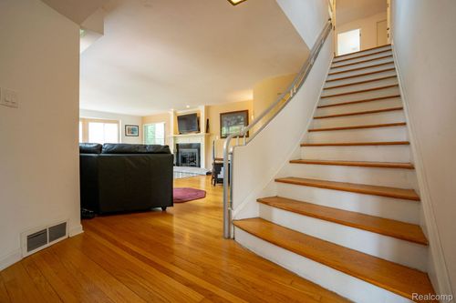 622 Sunningdale Dr, Grosse Pointe Woods, MI, 48236-1628 | Card Image