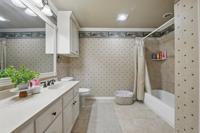 Bathroom upstairs to bedroom and game room | Image 29