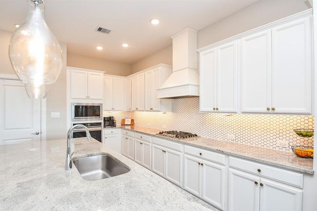 Tons of cabinets! | Image 6