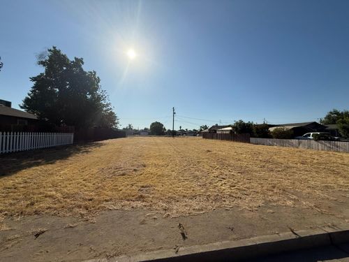 800 N Whitney Ave, Dinuba, CA, 93618-3347 | Card Image