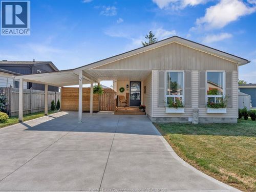 21 Willow Dr, Mcgregor, ON, N0R1J0 | Card Image