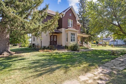 910 Meridian St, Tipton, IA, 52772-1124 | Card Image