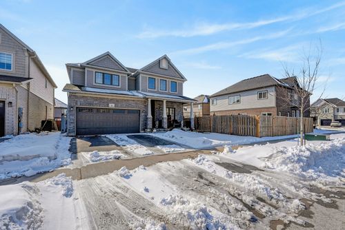 4 Riley Ave, Fonthill, ON, L0S1E6 | Card Image