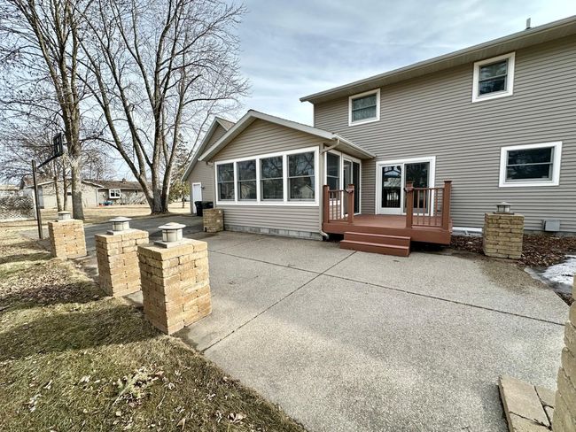 Back deck and patio | Image 10