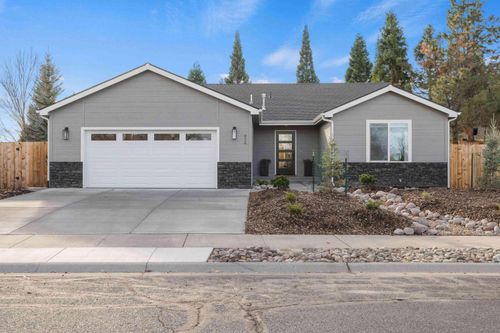 824 Quail Park Cir, Klamath Falls, OR, 97601-1971 | Card Image