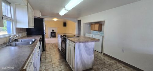 9810 Us Highway 12, Naches, WA, 98937-9757 | Card Image