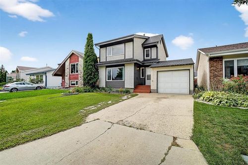 107 Brotman Bay, Winnipeg, MB, R2N2P2 | Card Image