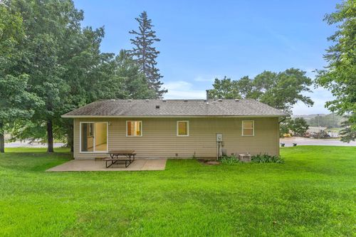 207 4th Ave Ne, Hutchinson, MN, 55350-1765 | Card Image