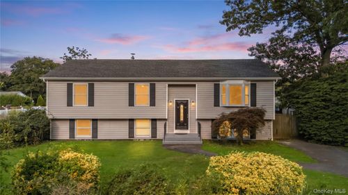 31 Concord Rd, Shirley, NY, 11967-2505 | Card Image