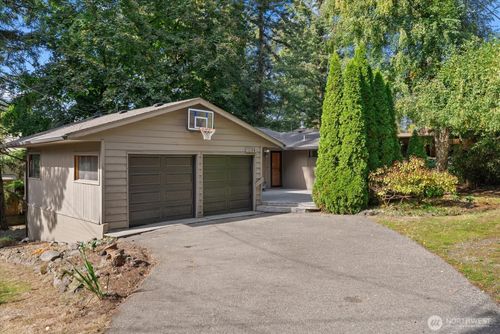 8611 118th Ave Se, Newcastle, WA, 98056-1720 | Card Image