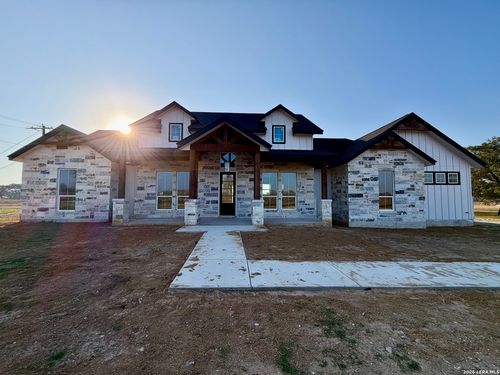 712 County Road 320, Floresville, TX, 78114-6697 | Card Image