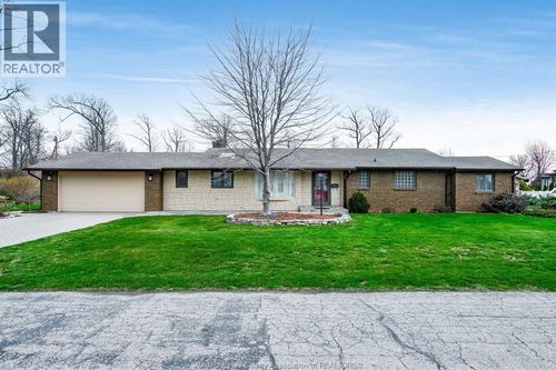 10 Oakwoods Dr, Leamington, ON, N8H4B1 | Card Image