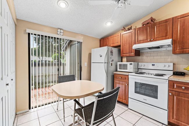 476 Lynbrook Ct, Condo with 2 bedrooms, 2 bathrooms and null parking in Royal Palm Beach FL | Image 7