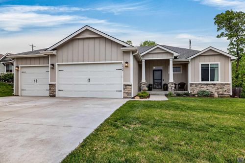 2218 Se Saturn Dr, Topeka, KS, 66605-3526 | Card Image