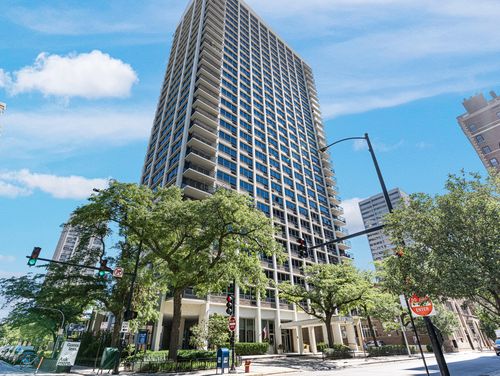 303l-88 W Schiller St, Chicago, IL, 60610-4968 | Card Image