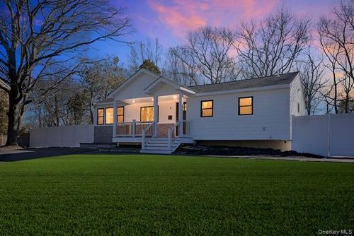 5 Bear Ln, South Setauket, NY, 11720-1305 | Card Image